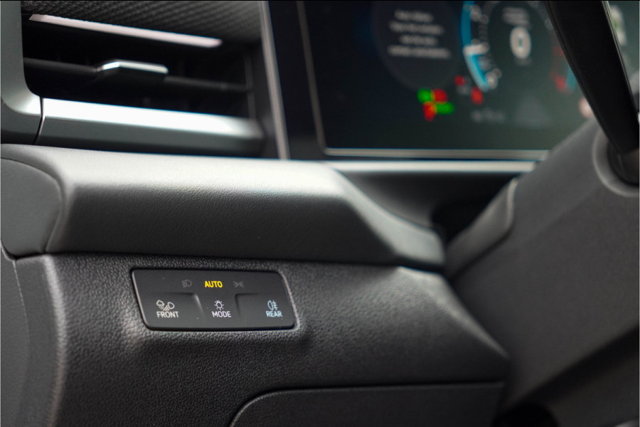 Volkswagen T-Roc 1.5 eTsi R-Line First Edition | Trekhaak | Matrix | Camera