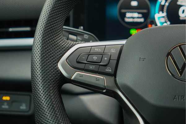 Volkswagen T-Roc 1.5 eTsi R-Line First Edition | Trekhaak | Matrix | Camera
