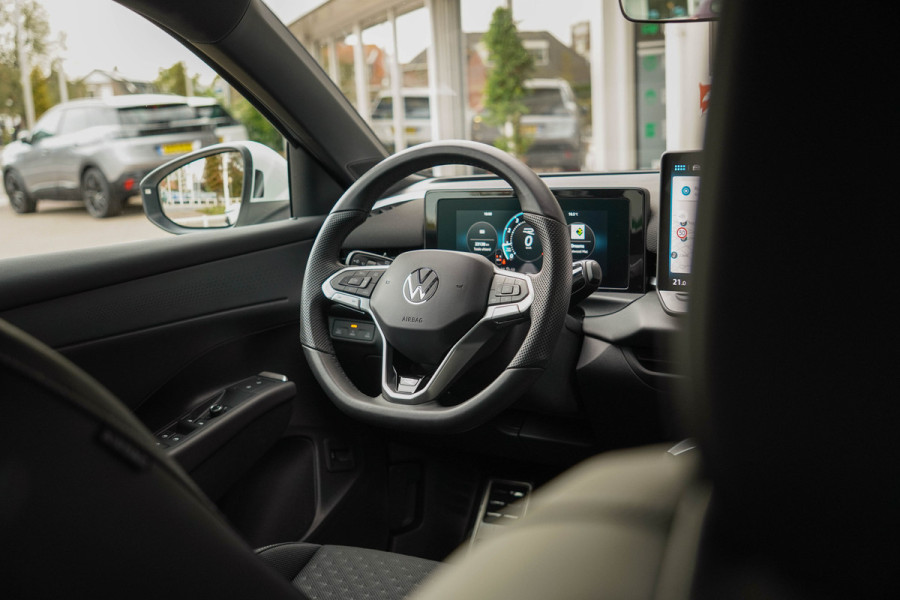 Volkswagen T-Roc 1.5 eTsi R-Line First Edition | Trekhaak | Matrix | Camera