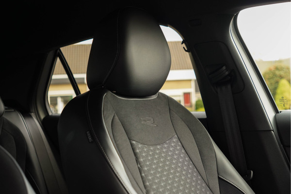 Volkswagen T-Roc 1.5 eTsi R-Line First Edition | Trekhaak | Matrix | Camera