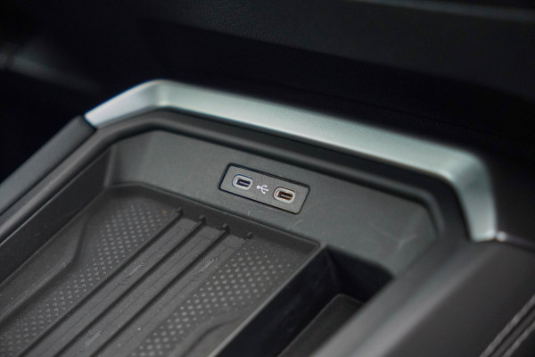 Volkswagen T-Roc 1.5 eTsi R-Line First Edition | Trekhaak | Matrix | Camera