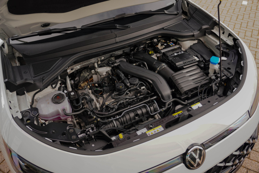 Volkswagen T-Roc 1.5 eTsi R-Line First Edition | Trekhaak | Matrix | Camera