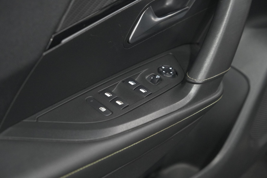Peugeot 2008 PureTech 130 GT-Line | Camera | Adaptieve Cruise Control | Allseason Banden | Navigatie