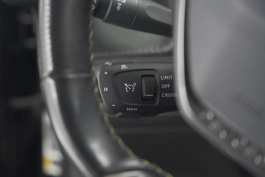 Peugeot 2008 PureTech 130 GT-Line | Camera | Adaptieve Cruise Control | Allseason Banden | Navigatie