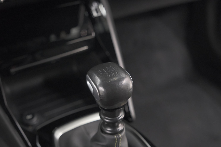 Peugeot 2008 PureTech 130 GT-Line | Camera | Adaptieve Cruise Control | Allseason Banden | Navigatie