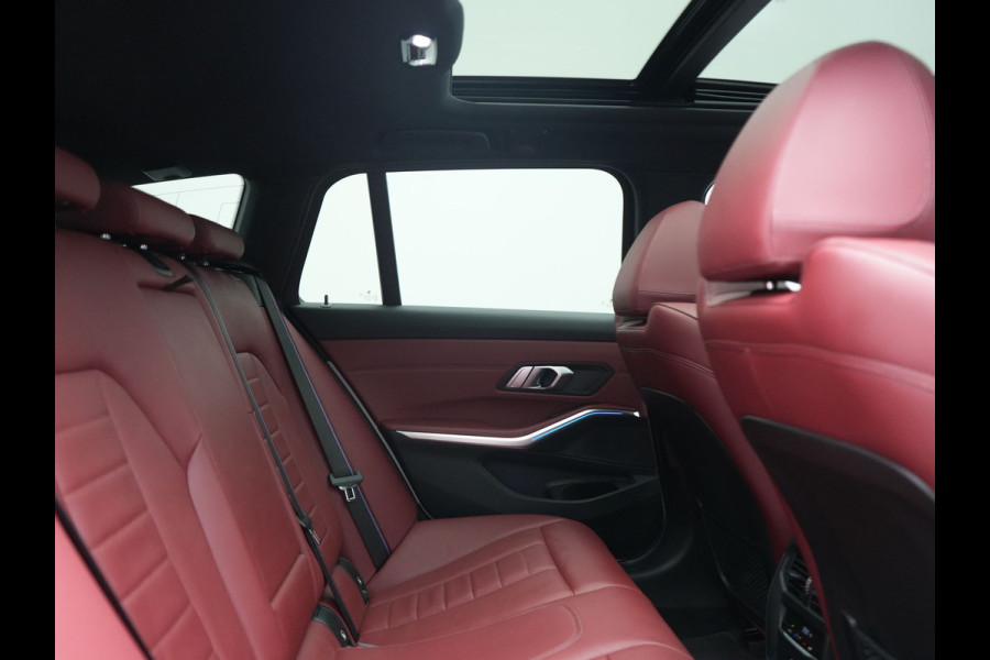 BMW 3 Serie Touring 320i M Sport Perfomance Parts 184pk | Panodak | Adaptive Cruise | Laser LED | Sportuitlaat Kleppen Besturing | Lederen Sportstoelen Verwarmd | Sfeerverlichting | Apple Carplay | 20"L.M | Navigatie | DAB |