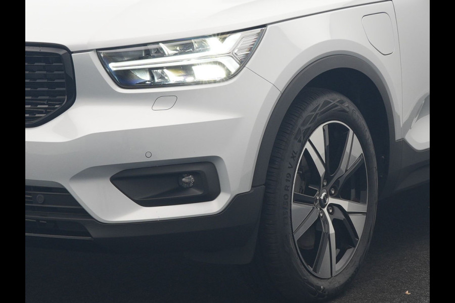 Volvo XC40 T5 Ultimate Dark PHEV 262pk Dealer O.H | SOH 89,2% | Trekhaak Af Fabriek | Panodak | Adaptive Cruise | 360 Camera | Harman / Kardon | Alcantara Sportstoelen Memory & Verwarmd | Stuur Verwarmd | Blis | Keyless | Apple Carplay | Navigatie | DAB | 19"L.M | Plug In Hybrid |