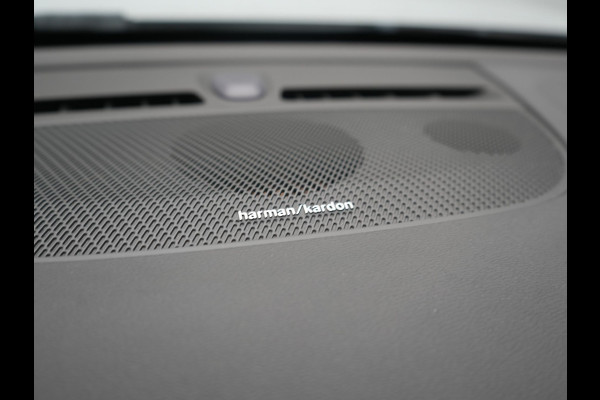 Volvo XC40 T5 Ultimate Dark PHEV 262pk Dealer O.H | SOH 89,2% | Trekhaak Af Fabriek | Panodak | Adaptive Cruise | 360 Camera | Harman / Kardon | Alcantara Sportstoelen Memory & Verwarmd | Stuur Verwarmd | Blis | Keyless | Apple Carplay | Navigatie | DAB | 19"L.M | Plug In Hybrid |