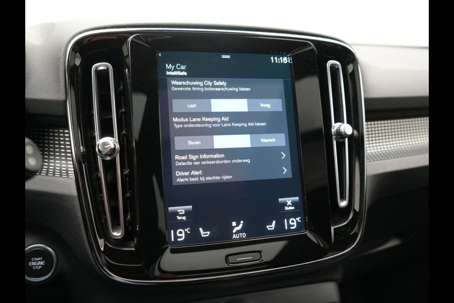 Volvo XC40 T5 Ultimate Dark PHEV 262pk Dealer O.H | SOH 89,2% | Trekhaak Af Fabriek | Panodak | Adaptive Cruise | 360 Camera | Harman / Kardon | Alcantara Sportstoelen Memory & Verwarmd | Stuur Verwarmd | Blis | Keyless | Apple Carplay | Navigatie | DAB | 19"L.M | Plug In Hybrid |