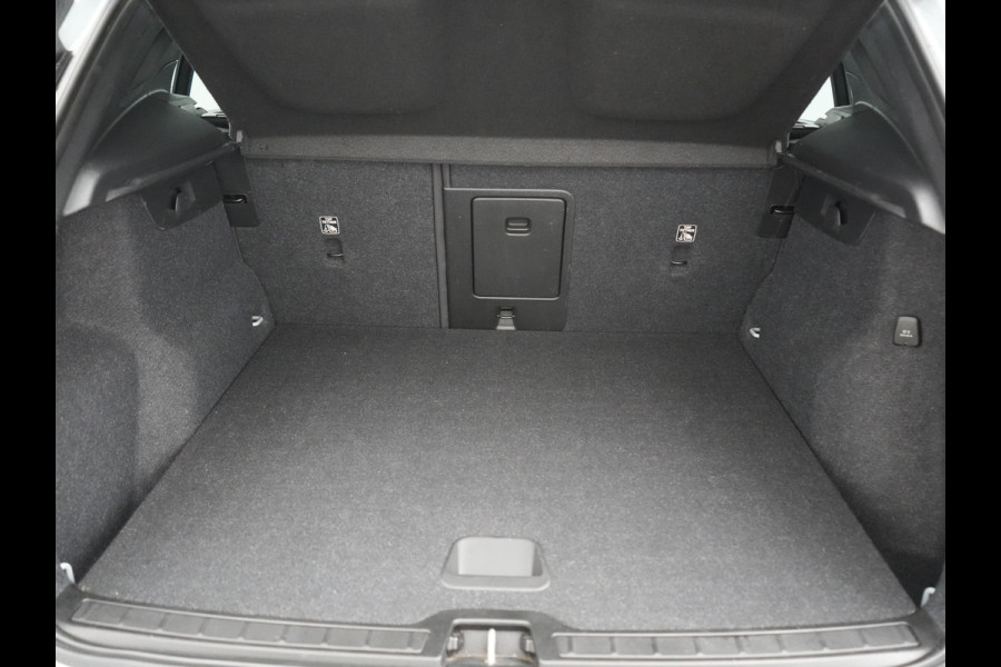 Volvo XC40 T5 Ultimate Dark PHEV 262pk Dealer O.H | SOH 89,2% | Trekhaak Af Fabriek | Panodak | Adaptive Cruise | 360 Camera | Harman / Kardon | Alcantara Sportstoelen Memory & Verwarmd | Stuur Verwarmd | Blis | Keyless | Apple Carplay | Navigatie | DAB | 19"L.M | Plug In Hybrid |