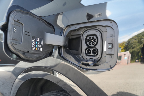 Ford E-Transit Courier Trend 46 kWh 136pk - Stoel/Stuurverwarming - Vloerplaat - Camera - Cruise - Carplay/Android - Rijklaar