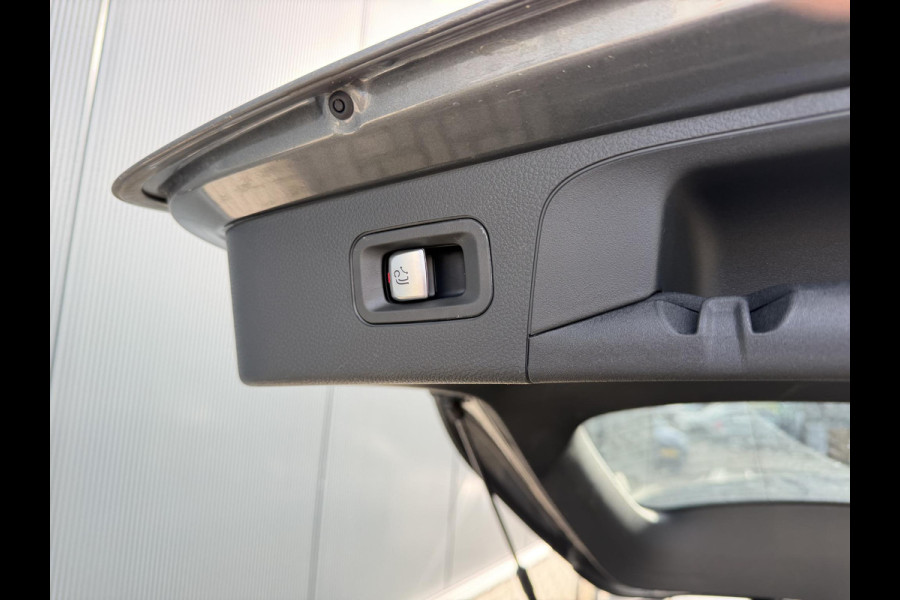 Mercedes-Benz GLC 300e 4MATIC AMG Line 20"/Panoramadak/Trekhaak/Leder/Stoelverwarming + ventilatie//Keyless/Treeplanken/Apple Carplay & Android Auto/Alarm