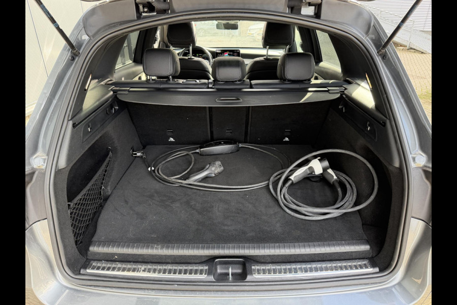 Mercedes-Benz GLC 300e 4MATIC AMG Line 20"/Panoramadak/Trekhaak/Leder/Stoelverwarming + ventilatie//Keyless/Treeplanken/Apple Carplay & Android Auto/Alarm