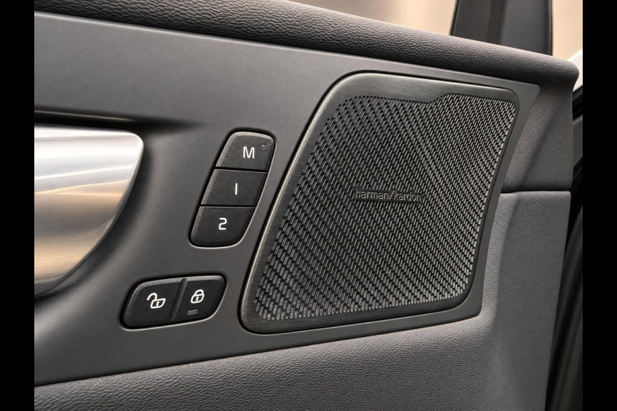 Volvo XC60 2.0 T8 PHEV 455PK AWD Plus Dark | SOH 97% | Pano | H/K Sound | Surround View | BTW