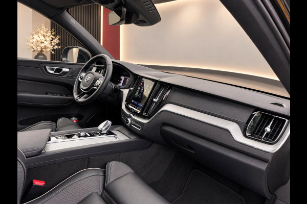 Volvo XC60 2.0 T8 PHEV 455PK AWD Plus Dark | SOH 97% | Pano | H/K Sound | Surround View | BTW