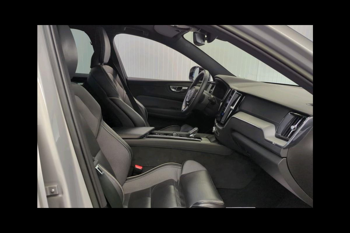Volvo XC60 2.0 T6 Plug-in LongRange AWD Ultimate Dark / NL Auto / Panoramadak / Trekhaak / Leder-sport / Pdc+Camera / Stoel-Stuurverwarming /