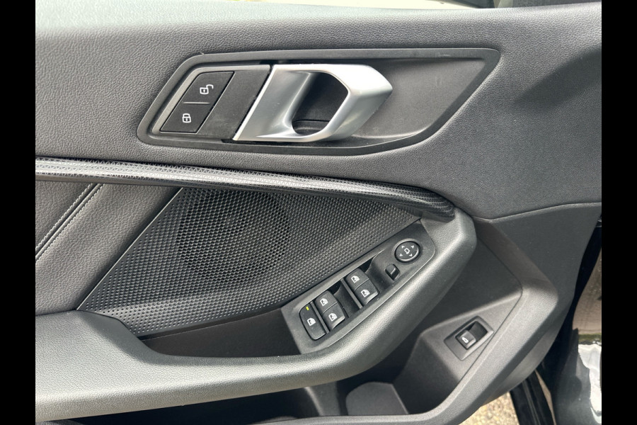 BMW 1-serie 118i Automaat 136PK Comfort Pack Sport Line Parking assist Clima Navi 17LM