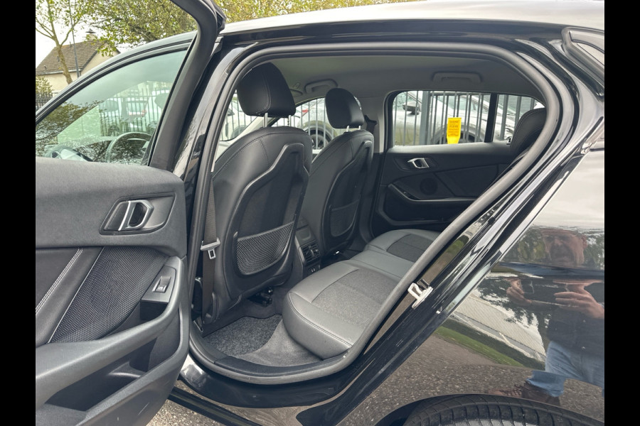 BMW 1-serie 118i Automaat 136PK Comfort Pack Sport Line Parking assist Clima Navi 17LM