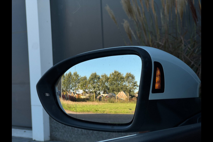 Volkswagen Golf 1.5 eTSI | Pano | HUD | IQ | Memory | Dodehoek