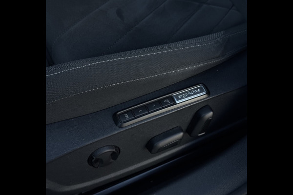 Volkswagen Golf 1.5 eTSI | Pano | HUD | IQ | Memory | Dodehoek