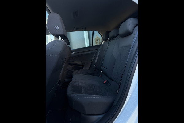 Volkswagen Golf 1.5 eTSI | Pano | HUD | IQ | Memory | Dodehoek