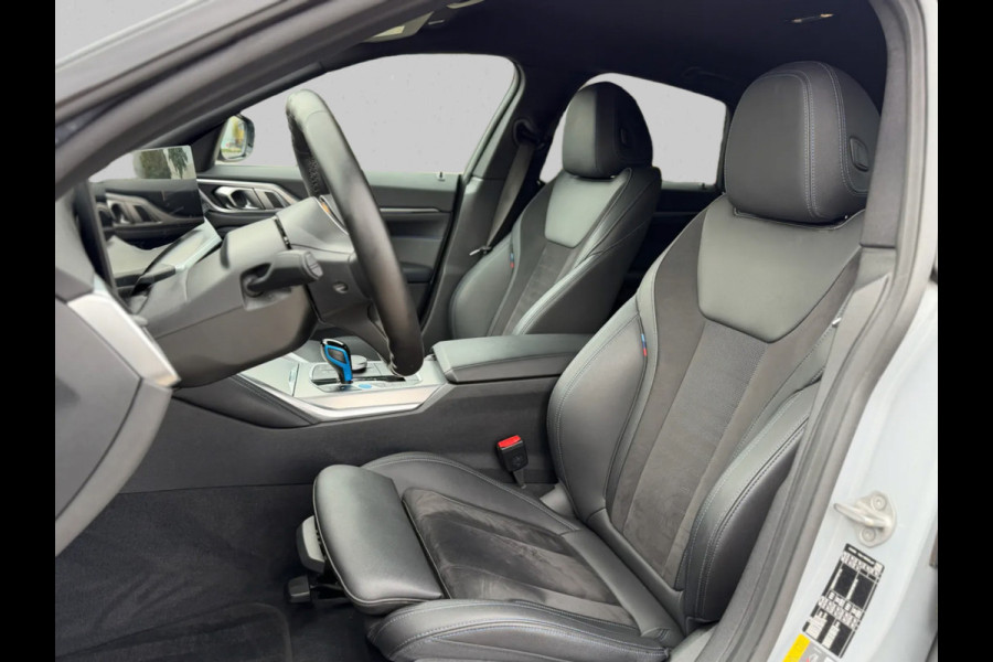 BMW i4 EDrive40 84 kWh M-sport 94% SOH (NL-auto,1e eig, Dealer OndH, Carplay, SfeerV, Trekhaak,Camera, Lane A, Active Cruise, Etc)