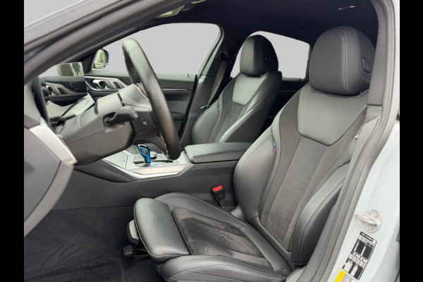 BMW i4 EDrive40 84 kWh M-sport 94% SOH (NL-auto,1e eig, Dealer OndH, Carplay, SfeerV, Trekhaak,Camera, Lane A, Active Cruise, Etc)