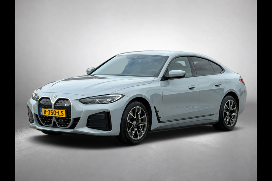 BMW i4 EDrive40 84 kWh M-sport 94% SOH (NL-auto,1e eig, Dealer OndH, Carplay, SfeerV, Trekhaak,Camera, Lane A, Active Cruise, Etc)