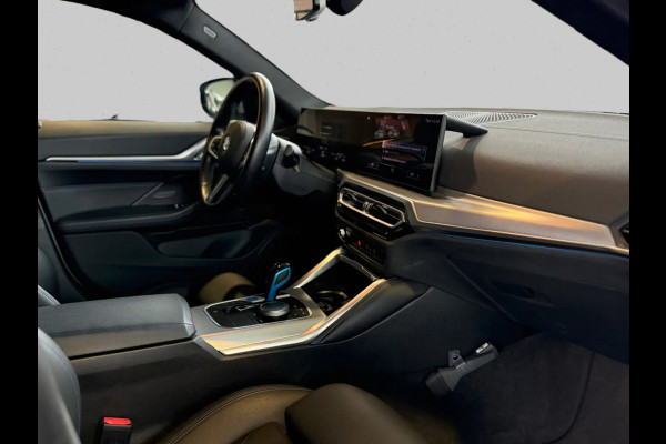BMW i4 EDrive40 84 kWh M-sport 94% SOH (NL-auto,1e eig, Dealer OndH, Carplay, SfeerV, Trekhaak,Camera, Lane A, Active Cruise, Etc)