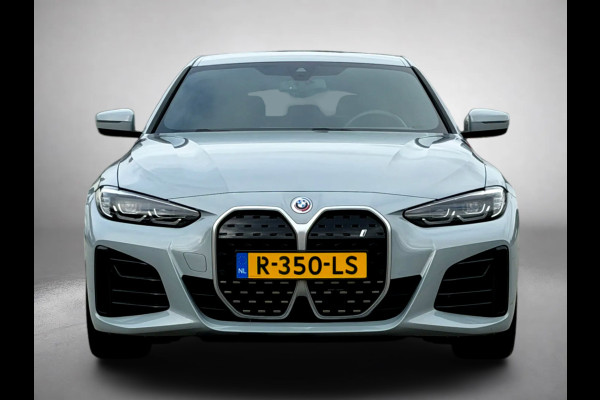 BMW i4 EDrive40 84 kWh M-sport 94% SOH (NL-auto,1e eig, Dealer OndH, Carplay, SfeerV, Trekhaak,Camera, Lane A, Active Cruise, Etc)