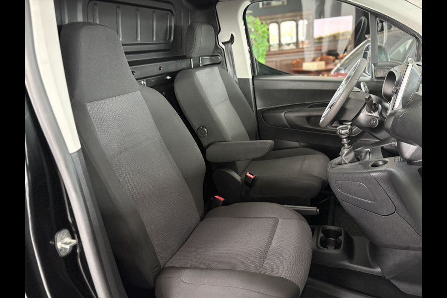 Opel Combo 1.5D L2H1 Airco - Apple carplay - Parkeersensoren - Navigatie - Tussenschot volledig - Zijschuifdeur rechts - Licht metalen velgen 16 inch - Radio - Start/stop systeem - Bluetooth - Cruise control - Elektrische ramen - stuur multifunctioneel - Centrale vergrendeling met afstandsbediening