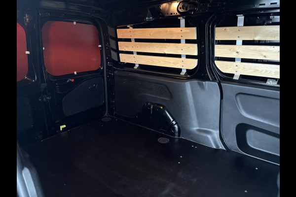 Opel Combo 1.5D L2H1 Airco - Apple carplay - Parkeersensoren - Navigatie - Tussenschot volledig - Zijschuifdeur rechts - Licht metalen velgen 16 inch - Radio - Start/stop systeem - Bluetooth - Cruise control - Elektrische ramen - stuur multifunctioneel - Centrale vergrendeling met afstandsbediening