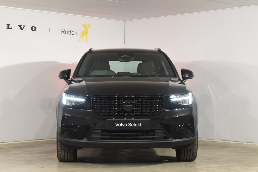 Volvo XC40 B3 177PK Automaat Plus Black Edition / Cruise control / Harman Kardon / 20'' velgen / Elektrisch verstelbare stoelen met geheugen / Stoel- en stuurverwarming