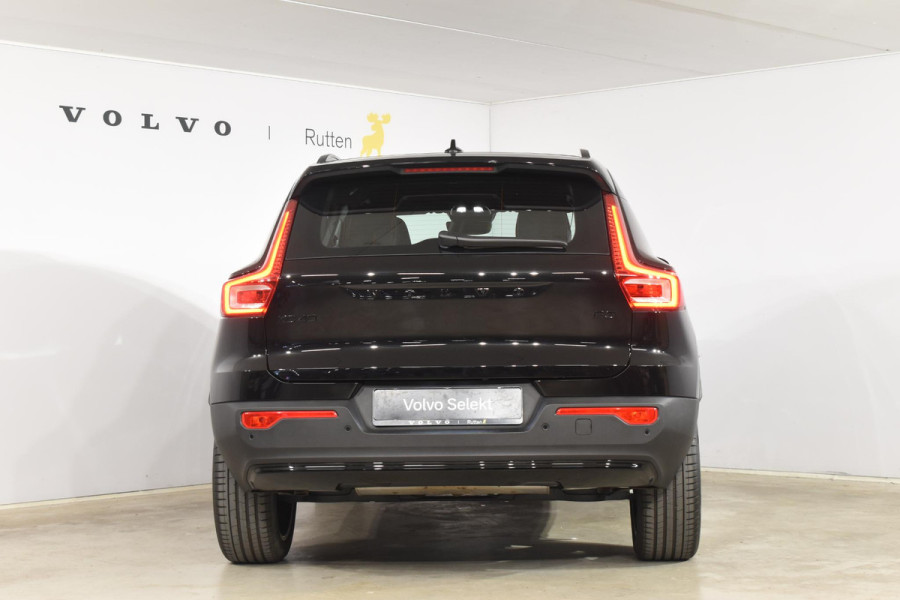 Volvo XC40 B3 177PK Automaat Plus Black Edition / Cruise control / Harman Kardon / 20'' velgen / Elektrisch verstelbare stoelen met geheugen / Stoel- en stuurverwarming