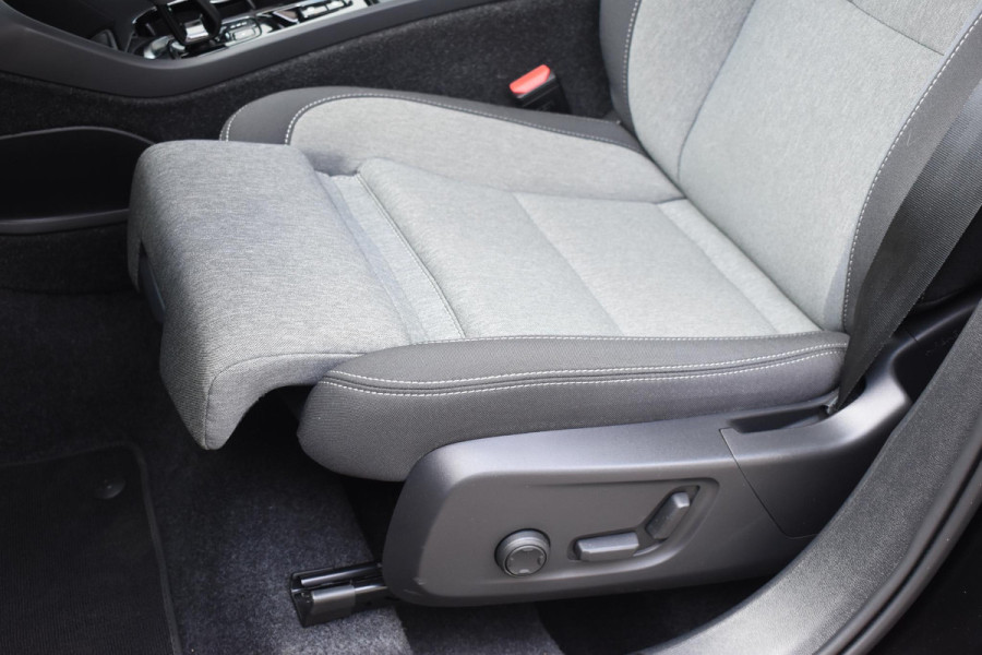 Volvo XC40 B3 177PK Automaat Plus Black Edition / Cruise control / Harman Kardon / 20'' velgen / Elektrisch verstelbare stoelen met geheugen / Stoel- en stuurverwarming