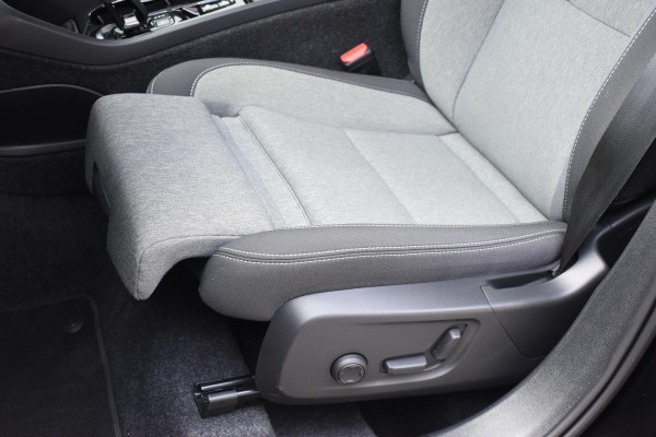Volvo XC40 B3 177PK Automaat Plus Black Edition / Cruise control / Harman Kardon / 20'' velgen / Elektrisch verstelbare stoelen met geheugen / Stoel- en stuurverwarming