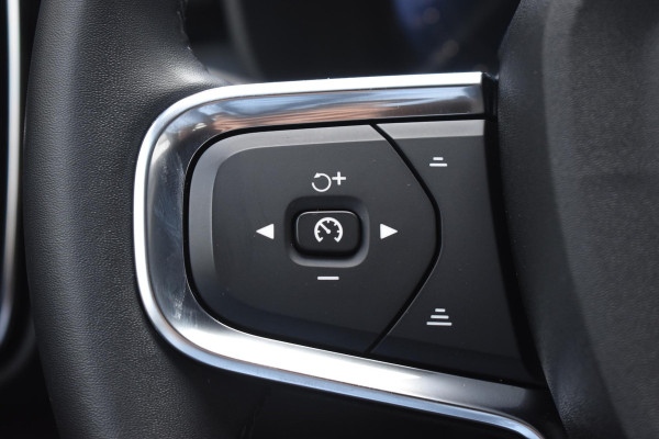 Volvo XC40 B3 177PK Automaat Plus Black Edition / Cruise control / Harman Kardon / 20'' velgen / Elektrisch verstelbare stoelen met geheugen / Stoel- en stuurverwarming