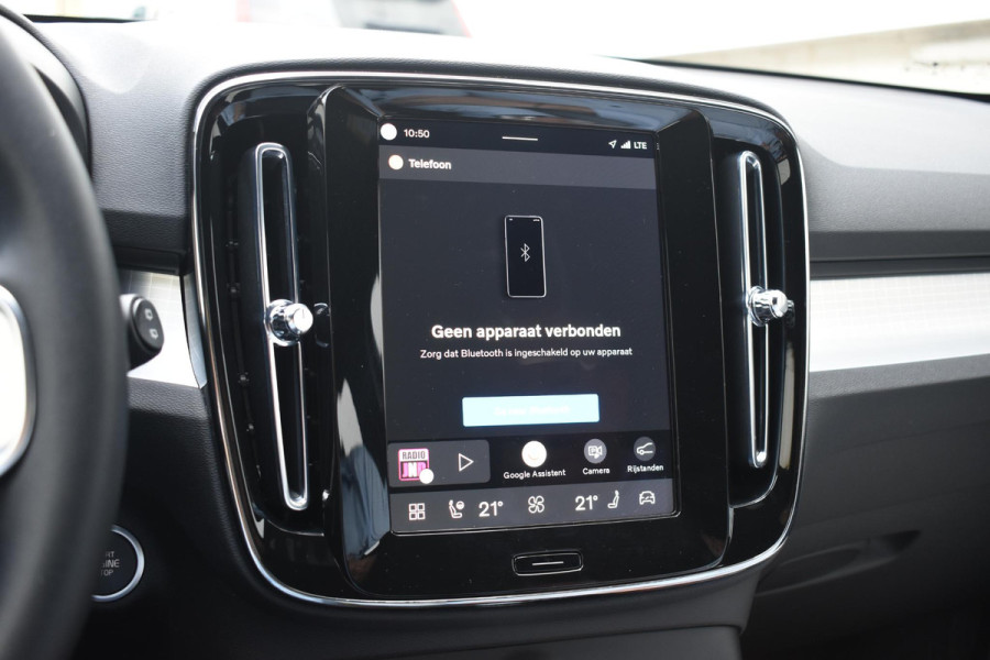 Volvo XC40 B3 177PK Automaat Plus Black Edition / Cruise control / Harman Kardon / 20'' velgen / Elektrisch verstelbare stoelen met geheugen / Stoel- en stuurverwarming