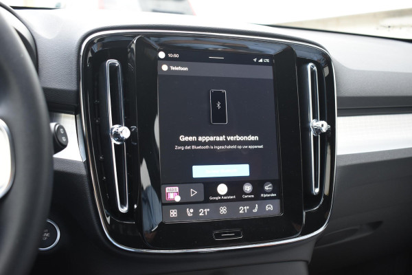 Volvo XC40 B3 177PK Automaat Plus Black Edition / Cruise control / Harman Kardon / 20'' velgen / Elektrisch verstelbare stoelen met geheugen / Stoel- en stuurverwarming