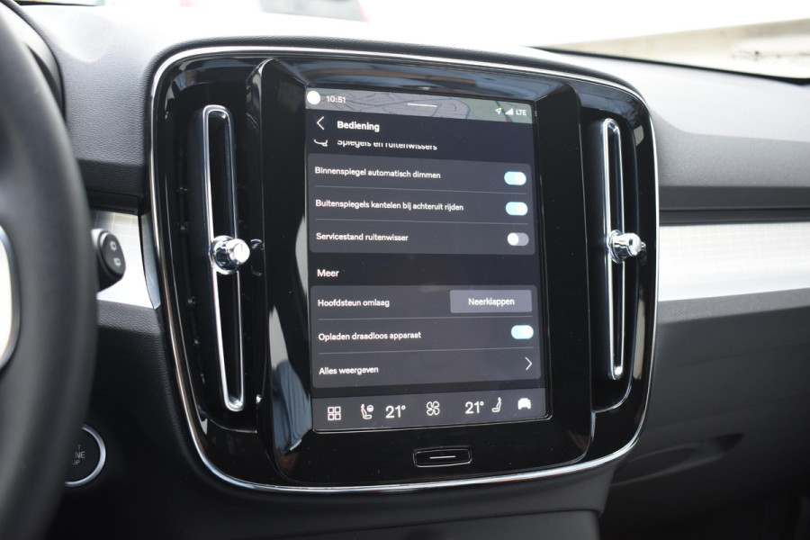Volvo XC40 B3 177PK Automaat Plus Black Edition / Cruise control / Harman Kardon / 20'' velgen / Elektrisch verstelbare stoelen met geheugen / Stoel- en stuurverwarming