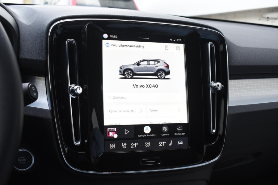Volvo XC40 B3 177PK Automaat Plus Black Edition / Cruise control / Harman Kardon / 20'' velgen / Elektrisch verstelbare stoelen met geheugen / Stoel- en stuurverwarming