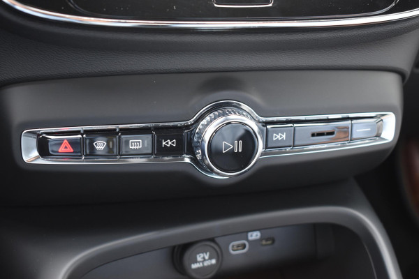 Volvo XC40 B3 177PK Automaat Plus Black Edition / Cruise control / Harman Kardon / 20'' velgen / Elektrisch verstelbare stoelen met geheugen / Stoel- en stuurverwarming