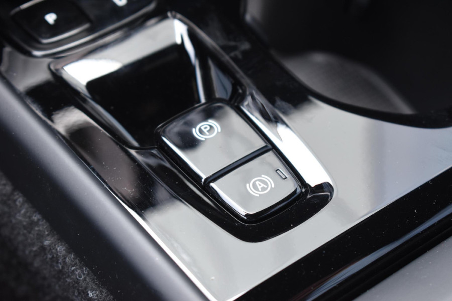 Volvo XC40 B3 177PK Automaat Plus Black Edition / Cruise control / Harman Kardon / 20'' velgen / Elektrisch verstelbare stoelen met geheugen / Stoel- en stuurverwarming