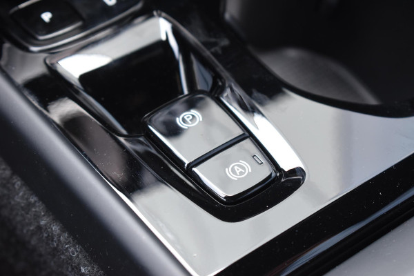 Volvo XC40 B3 177PK Automaat Plus Black Edition / Cruise control / Harman Kardon / 20'' velgen / Elektrisch verstelbare stoelen met geheugen / Stoel- en stuurverwarming
