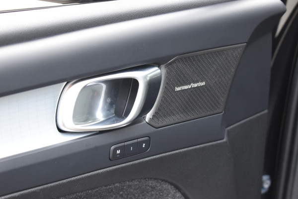 Volvo XC40 B3 177PK Automaat Plus Black Edition / Cruise control / Harman Kardon / 20'' velgen / Elektrisch verstelbare stoelen met geheugen / Stoel- en stuurverwarming
