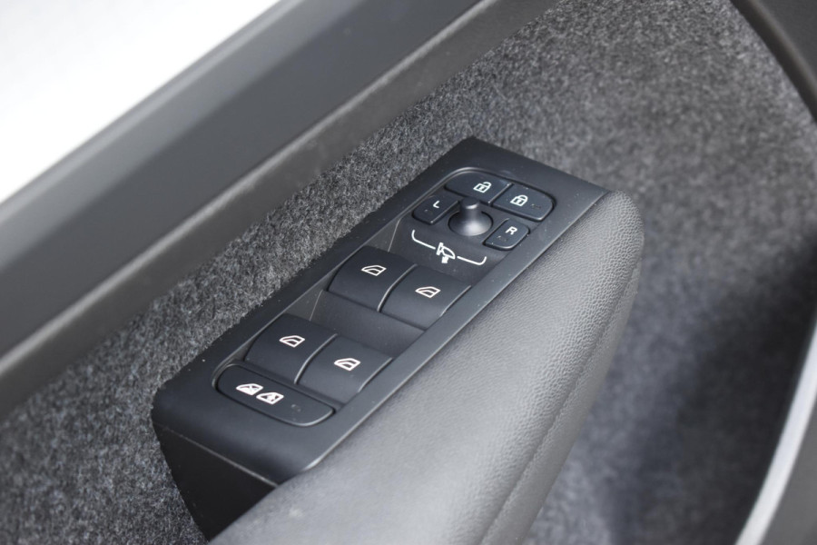 Volvo XC40 B3 177PK Automaat Plus Black Edition / Cruise control / Harman Kardon / 20'' velgen / Elektrisch verstelbare stoelen met geheugen / Stoel- en stuurverwarming