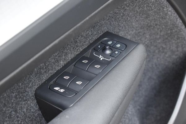 Volvo XC40 B3 177PK Automaat Plus Black Edition / Cruise control / Harman Kardon / 20'' velgen / Elektrisch verstelbare stoelen met geheugen / Stoel- en stuurverwarming