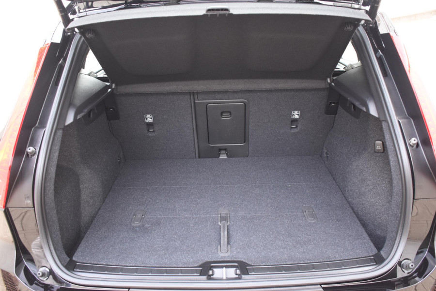 Volvo XC40 B3 177PK Automaat Plus Black Edition / Cruise control / Harman Kardon / 20'' velgen / Elektrisch verstelbare stoelen met geheugen / Stoel- en stuurverwarming