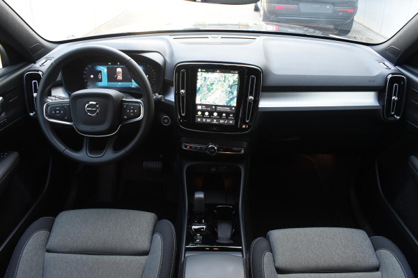 Volvo XC40 B3 177PK Automaat Plus Black Edition / Cruise control / Harman Kardon / 20'' velgen / Elektrisch verstelbare stoelen met geheugen / Stoel- en stuurverwarming
