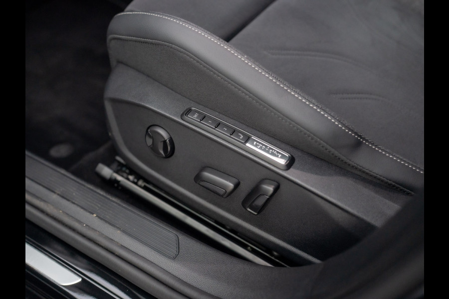 Volkswagen Golf 1.5 eTSI 50 Edition | Panodak | Stoelgeheugen | Head up | Trekhaak Elk. Wegkl. | Harman/ Kardon | Prijs Rijklaar!!
